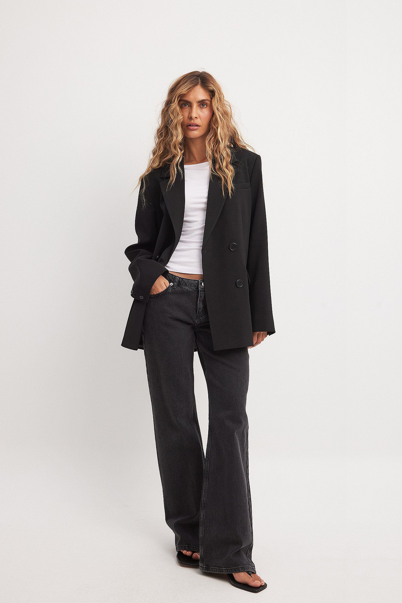 Women’s Low Waist Jeans – Trendy Mid-Rise Denim for Everyday Style in Pakistan | DENIMS