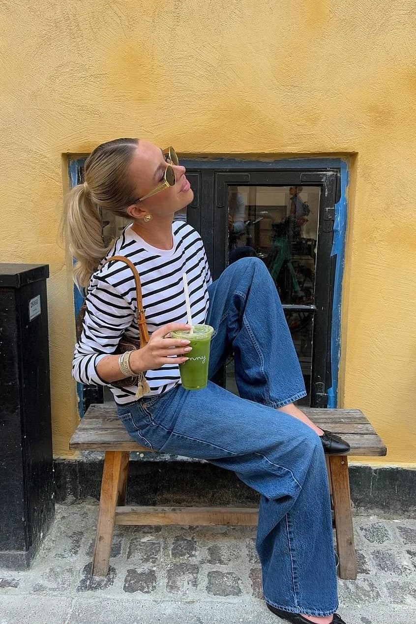 Low Waist Jeans in Mid Blue - Trendy & Comfortable Denim for Women