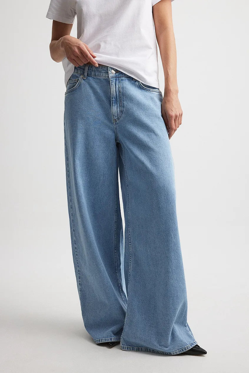 Wide Low Waist Jeans in Light Blue - Stylish & Comfortable Denim
