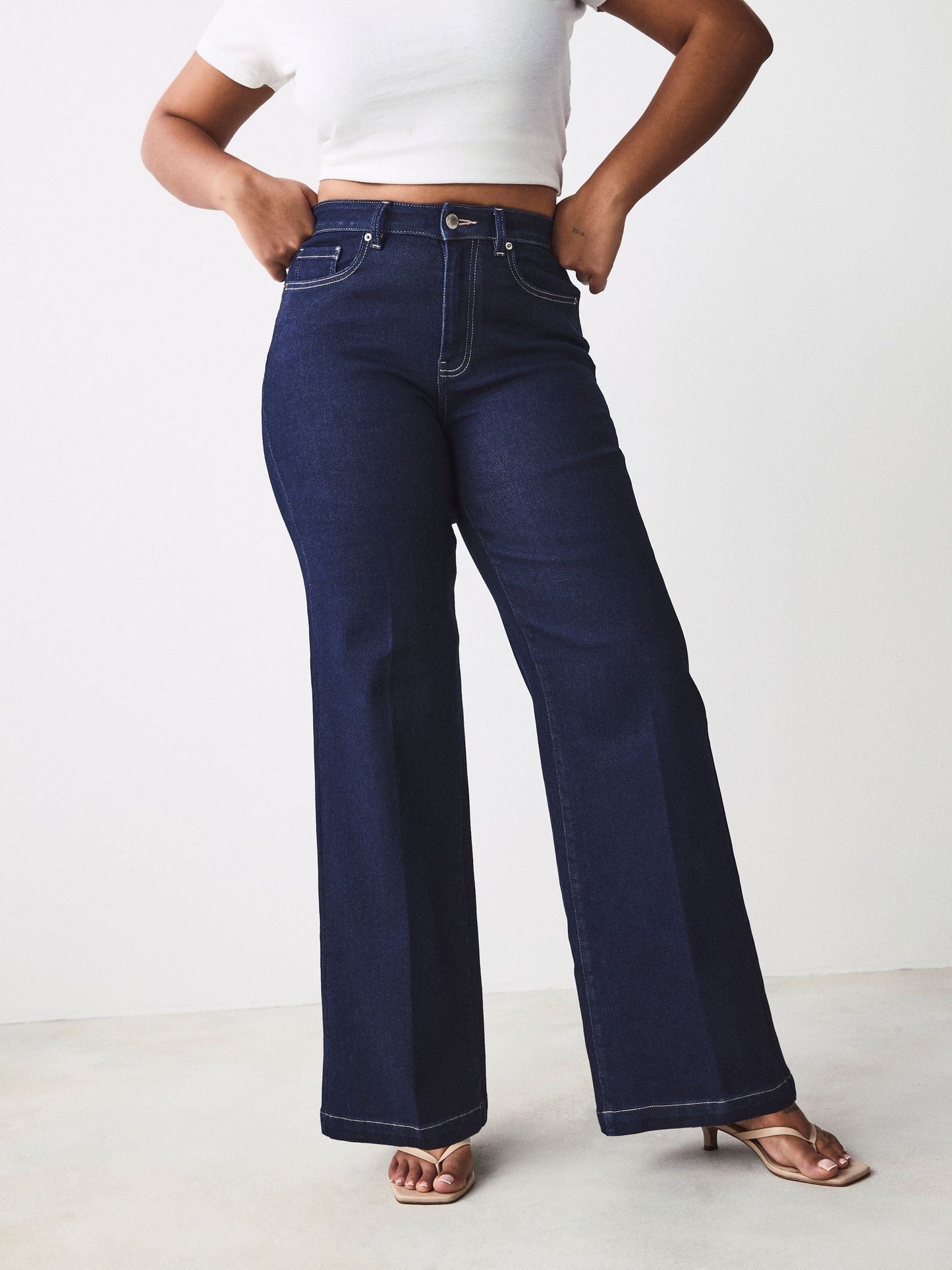 Women Rinse Hourglass Wide Leg Jeans – Trendy High-Waisted Cotton Denim for Pakistan | DENIMS