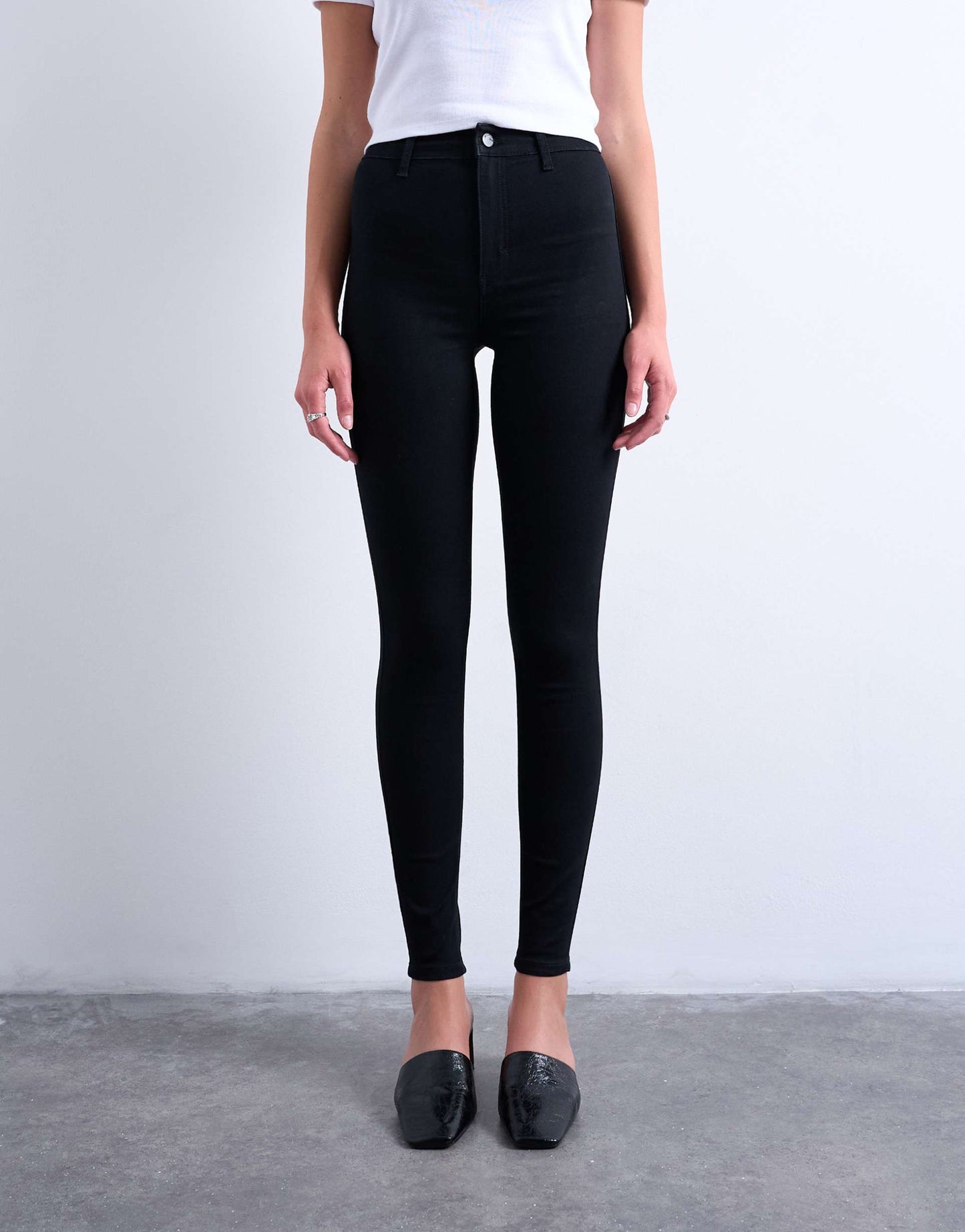 Women Skinny Jean in Black – Slim Fit Stretch Denim | DENIMS