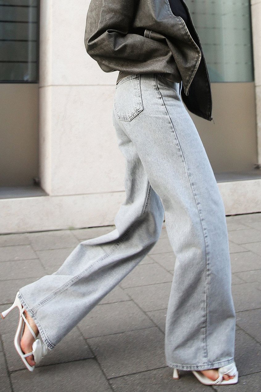 Women Wide High Waist Jeans – Flattering Wide-Leg High-Rise Denim for Pakistan | DENIMS (Copy)