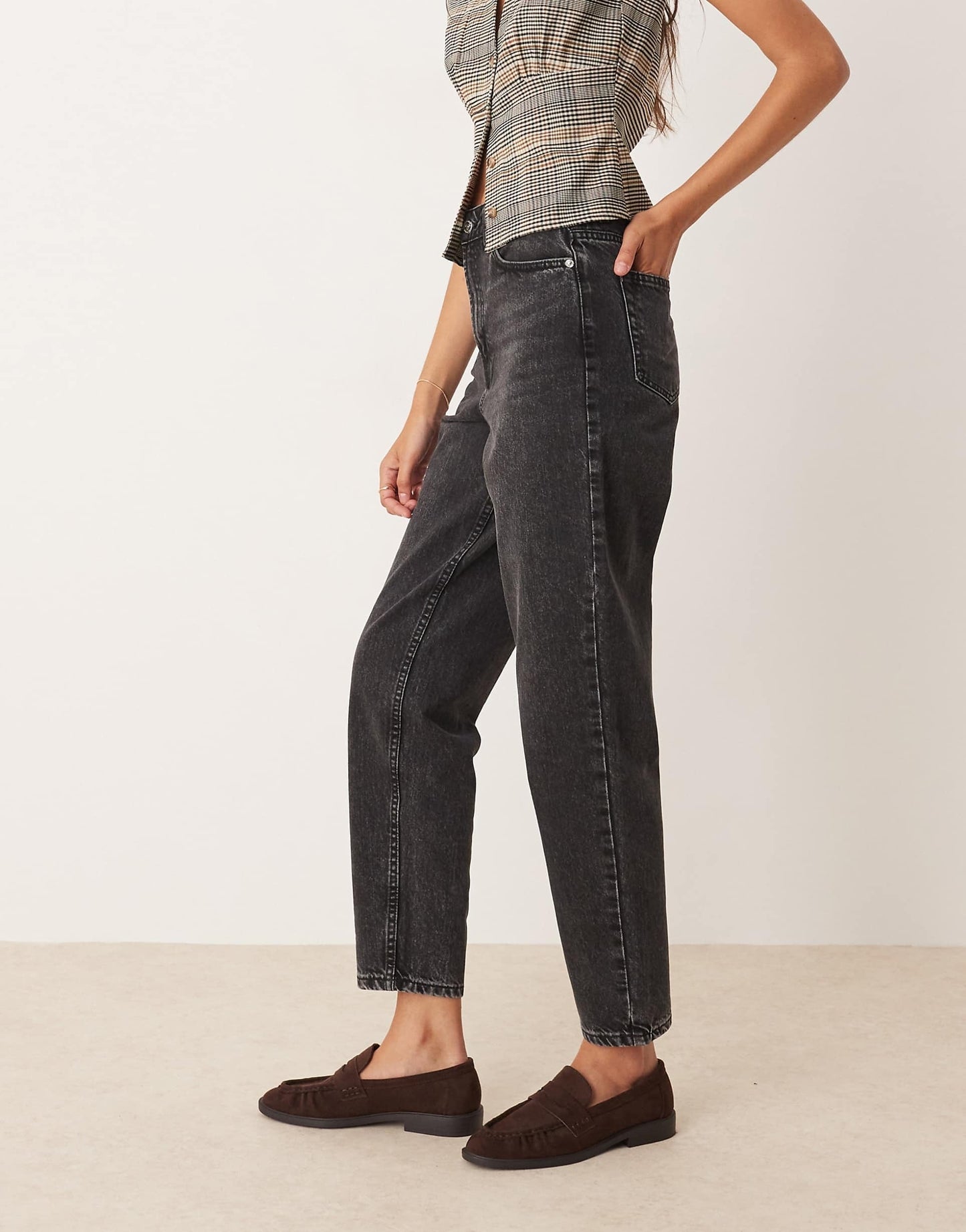 Women’s Mom Jeans in Black Wash – High Waist Relaxed Fit Denim for Effortless Everyday Style in Pakistan | DENIMS
