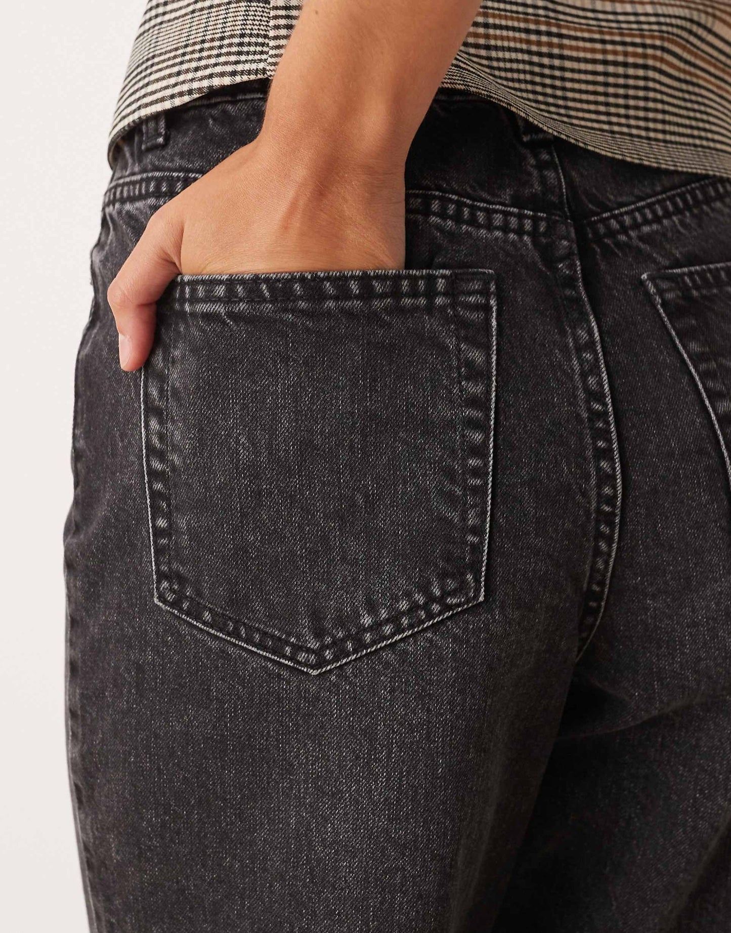 Women’s Mom Jeans in Black Wash – High Waist Relaxed Fit Denim for Effortless Everyday Style in Pakistan | DENIMS