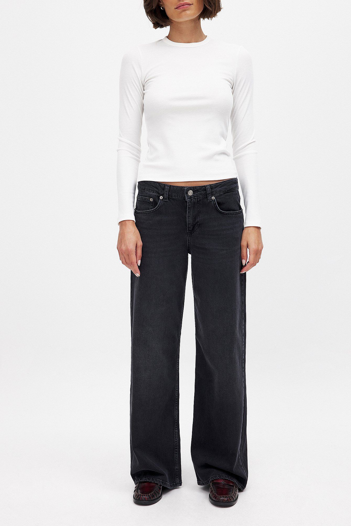 Women’s Low Waist Wide Leg Denim – Trendy Relaxed Fit Jeans for Effortless Pakistani Street Style | DENIMS