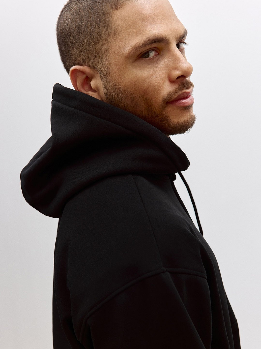 Men Black Relaxed Fit Hoodie – Comfortable Cotton Sweatshirt for Everyday Style in Pakistan | DENIMS