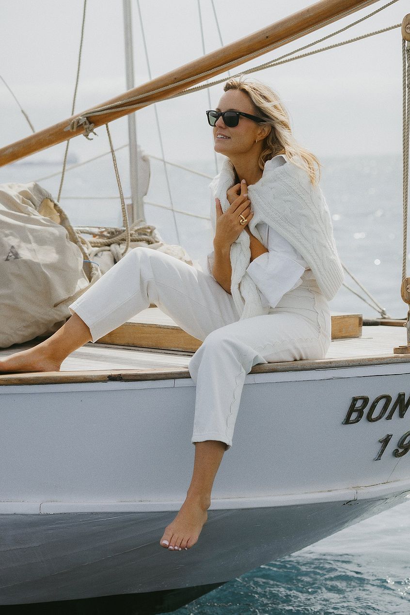 Women Cropped Scallop Detail Denim Jeans – Feminine Scallop Hem, Trendy Cropped Fit | DENIMS