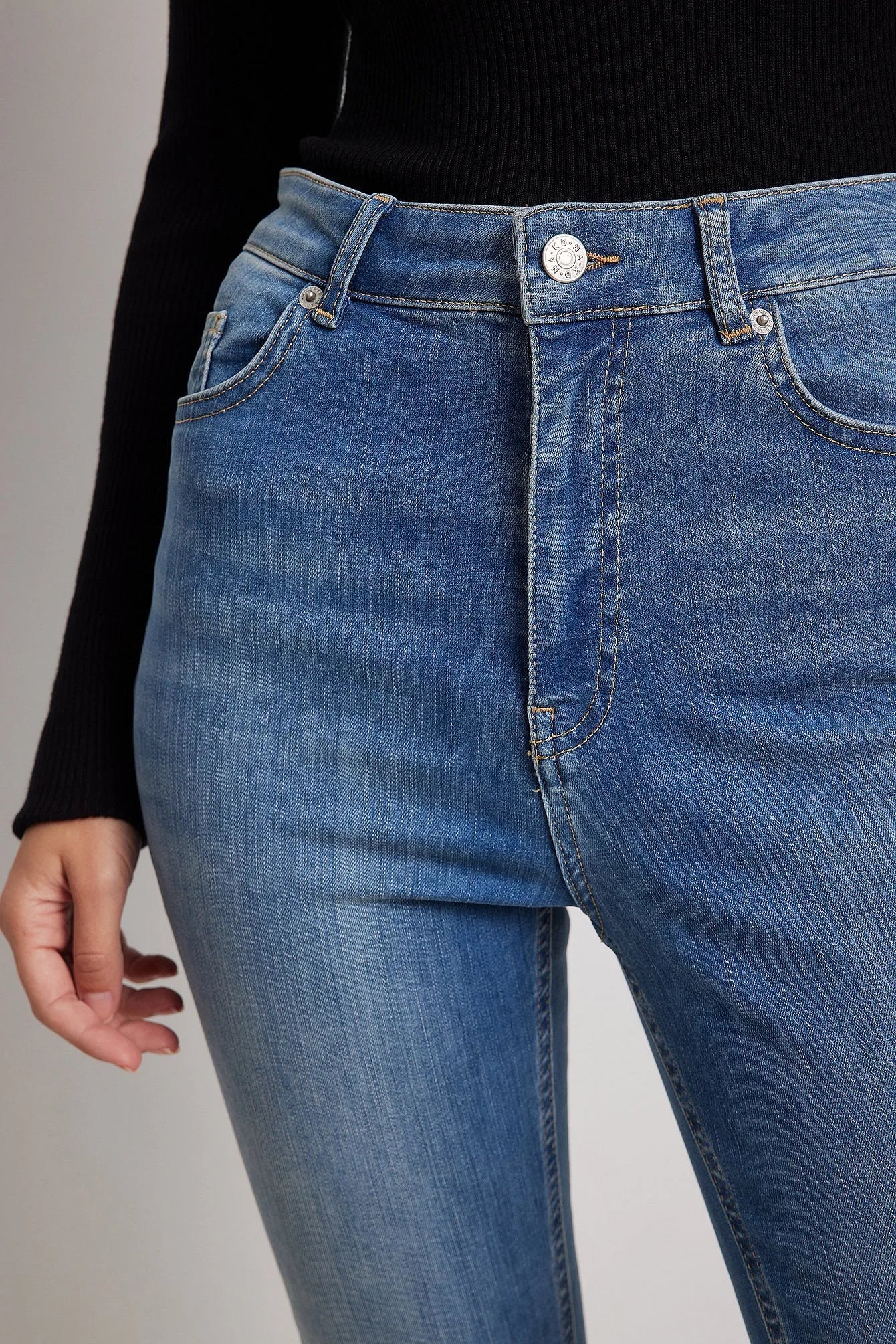 Blue Skinny High Waist Stretch Jeans in Different Sizes – Display of jeans in various sizes.